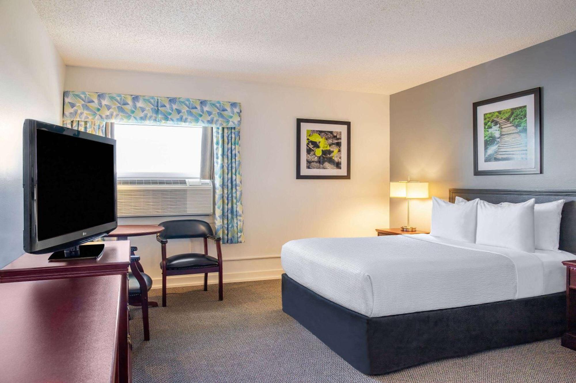 Days Inn & Conference Centre By Wyndham Camrose Norsemen Exterior foto